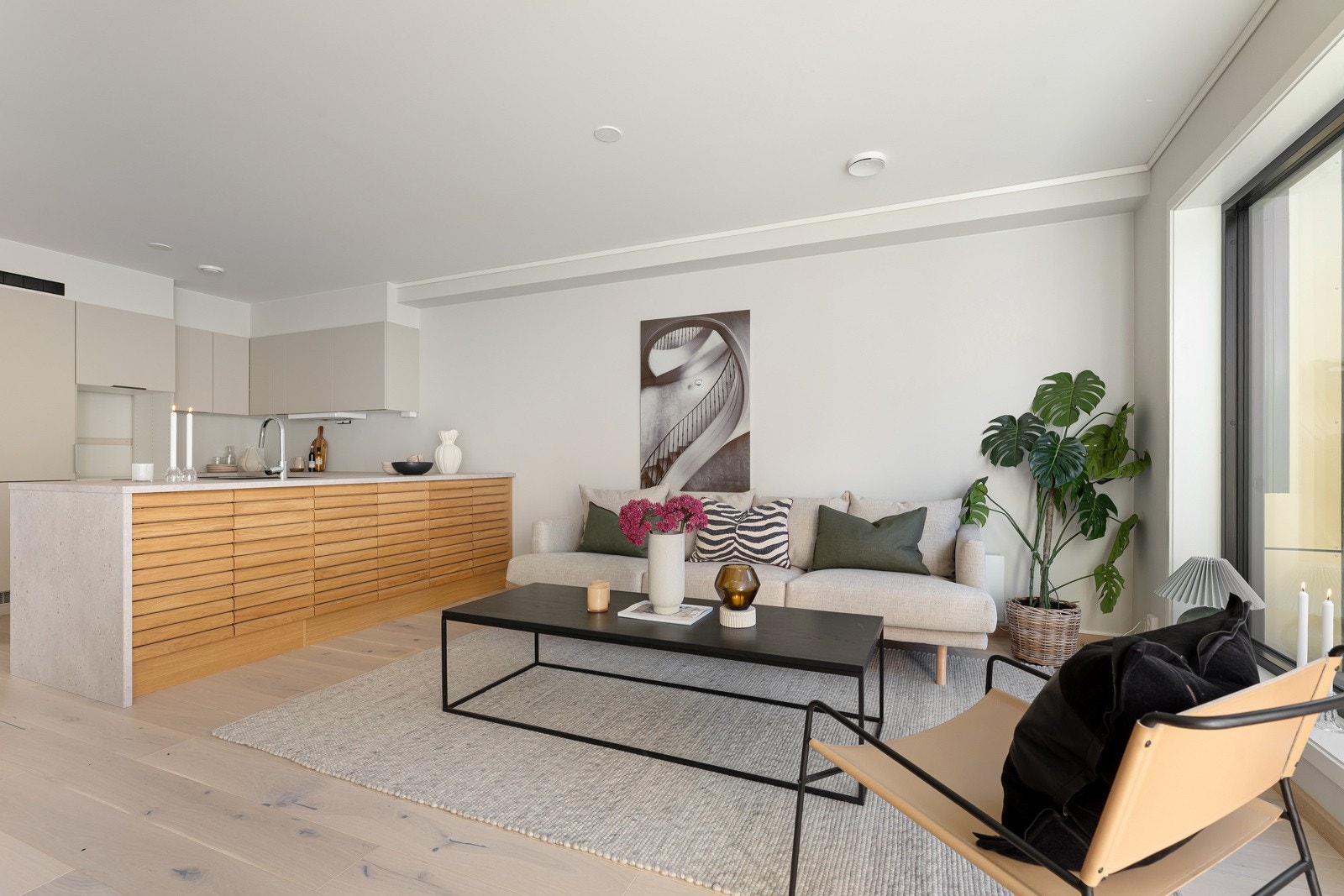 Stuen har god plass til sofagruppe med tilhørende møblement. Galleribilde