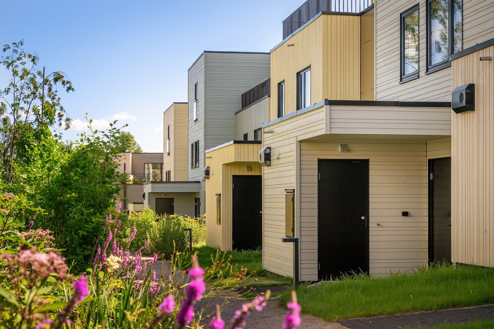 Moderne fasade med eget inngangsparti og adkomst til utvendig sportsbod på ca. 5 kvm. Galleribilde