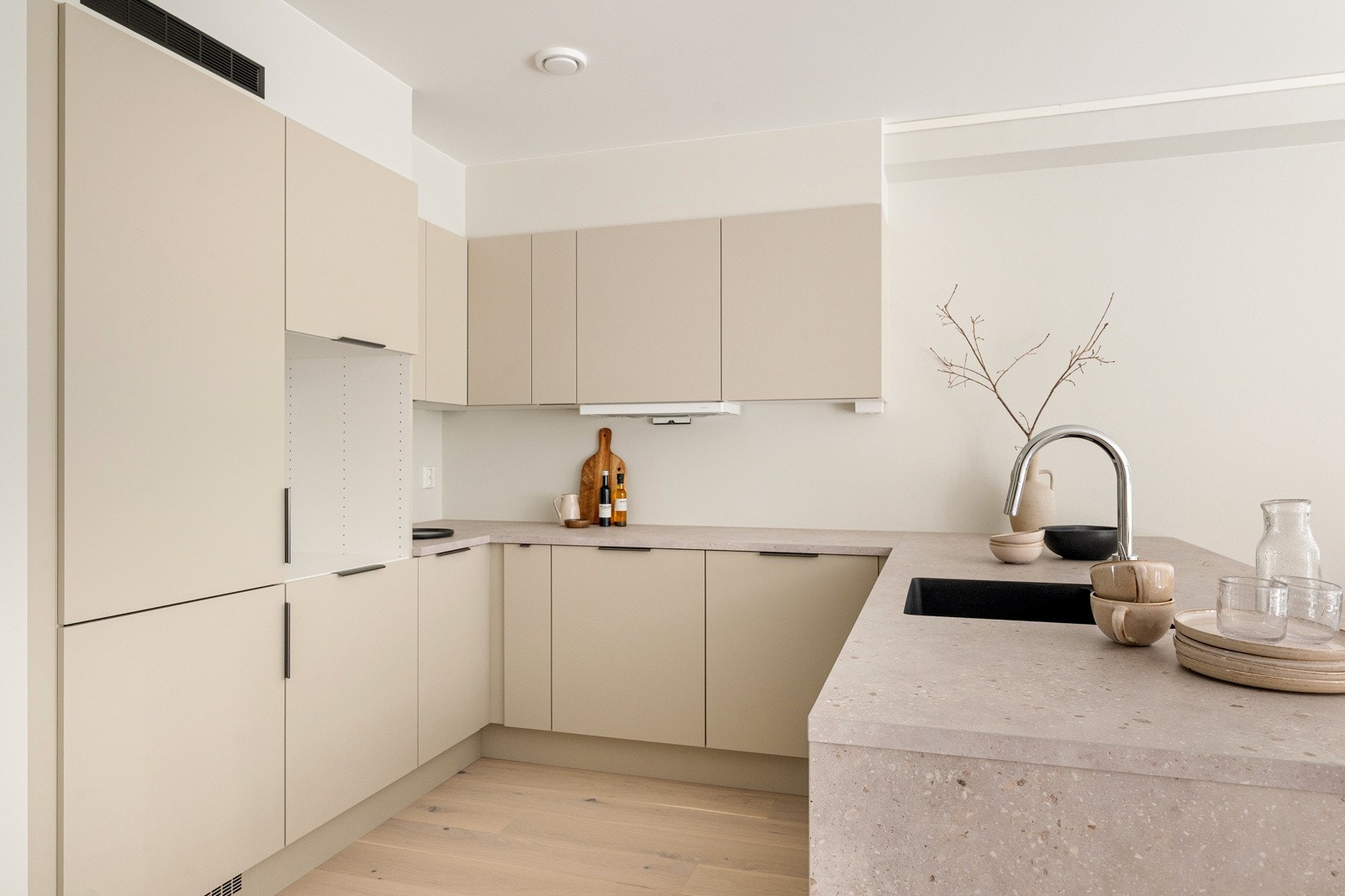 Kjøkkenet er gjennomtenkt utformet med fokus på funksjonalitet, og byr på rikelig med skap- og benkeplass. Galleribilde