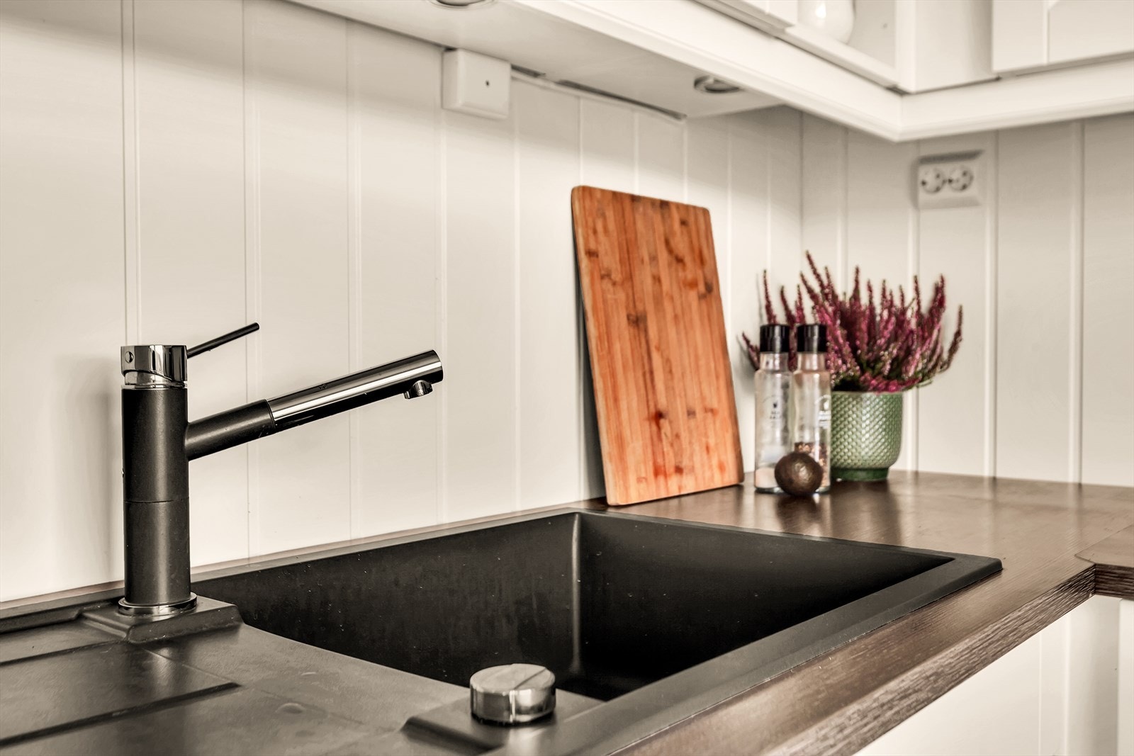 Videre er det satt inn laminat benkeplate med nedfelt oppvaskkum med ettgreps armatur fra Blanco. Galleribilde