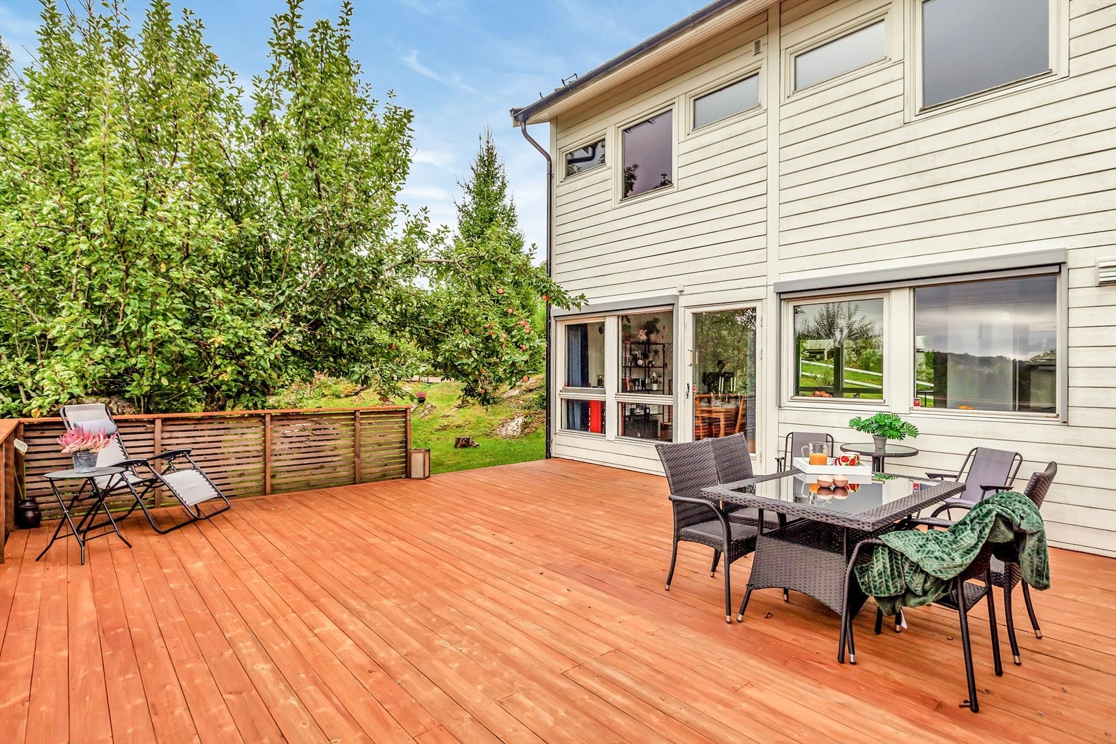 Boligen har to flotte uteplasser, og den største terrassen på husets bakside måler hele 44 m². Galleribilde