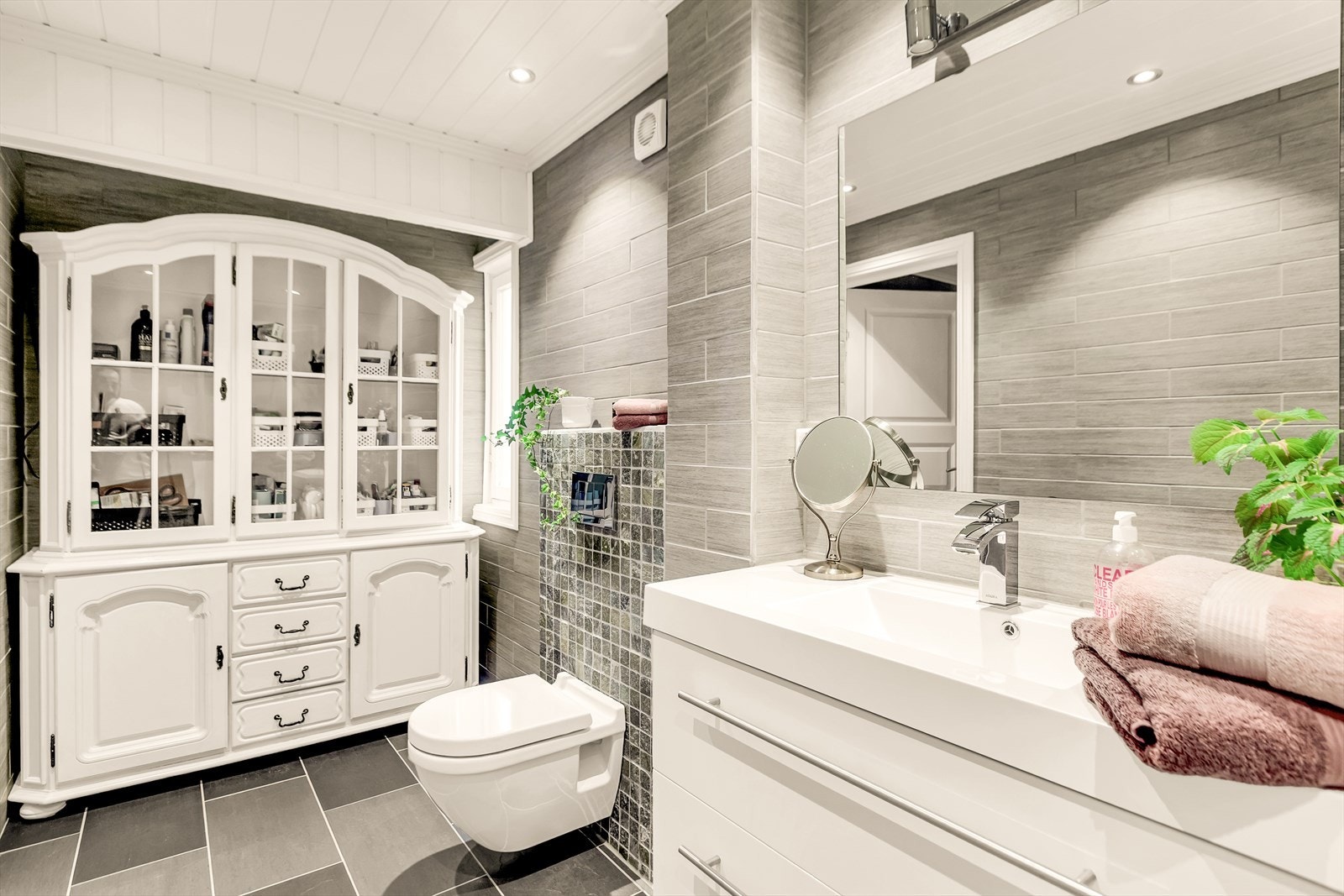 Rommet er utstyrt med servantskap med en bredde på 100cm og glatte skuffefronter samt en overlimt servant med ettgreps armatur fra Adora. Galleribilde