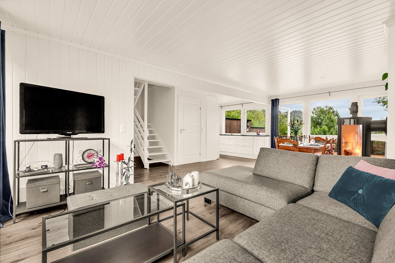 Stuen er av fin størrelse, med store vindusflater som slipper inn rikelig med naturlig lys fra begge ender av rommet. Galleribilde