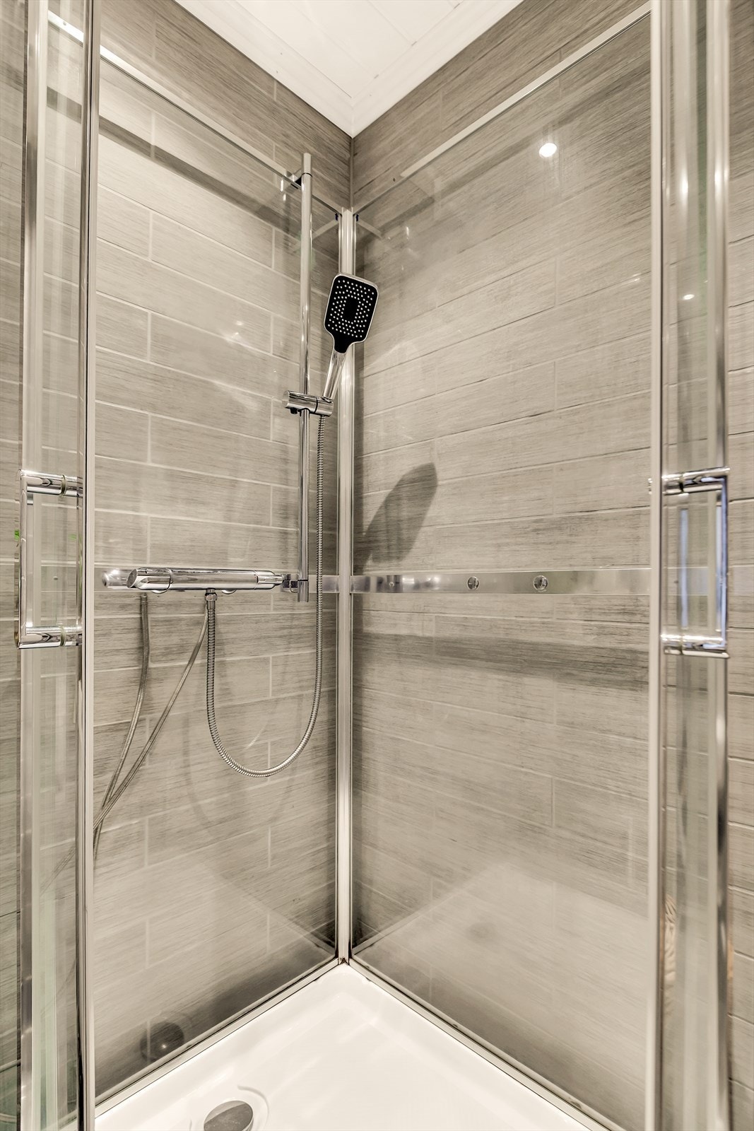 Videre er det satt inn dusjkabinett, mekanisk avtrekk og veggmontert wc. Badet er fra 2015 (ihht. tidligere salgsprospekt). Galleribilde