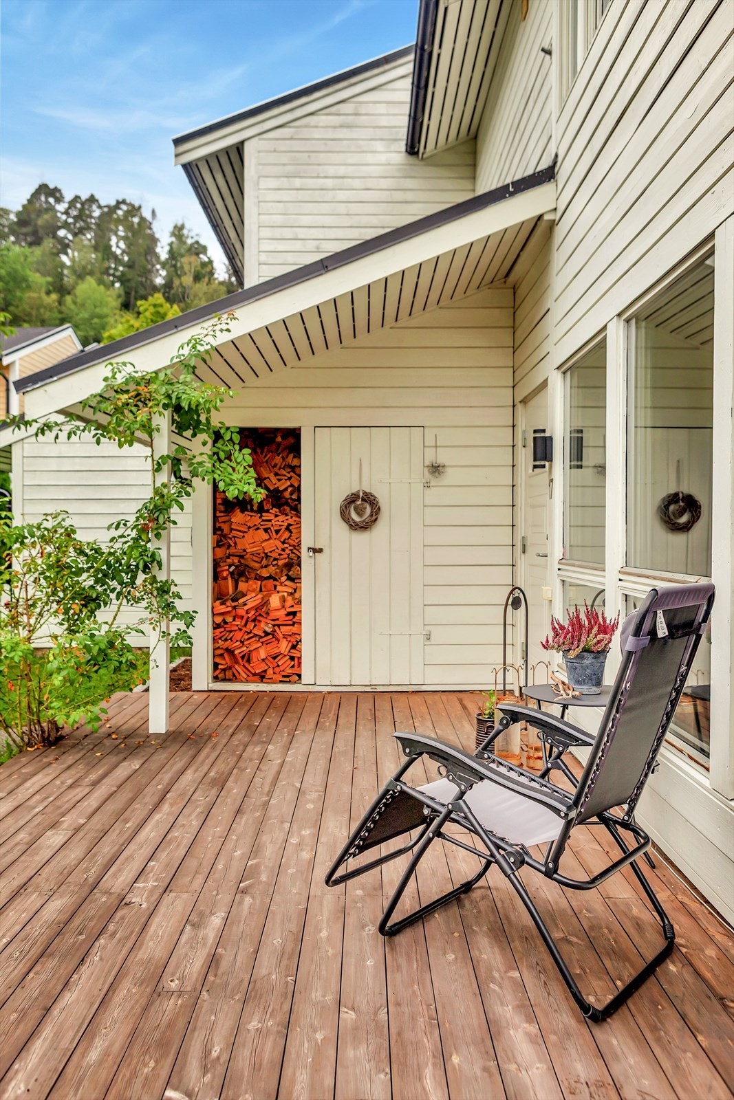 Fra adkomstterrassen er det tilgang til en sportsbod, samt et vedskjul. Galleribilde