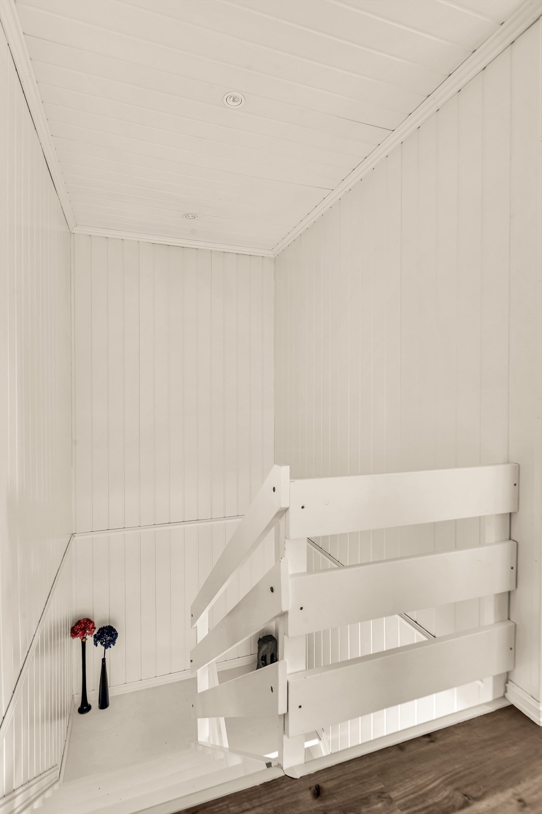 Fra trappen kommer man opp i en lys gang. Herfra er det inngang til et bad, samt tre soverom. Galleribilde