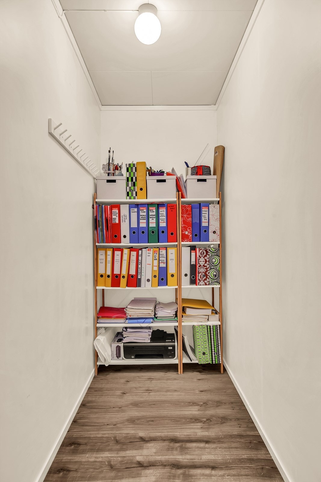 I tillegg er det fra gangen i 2. etasje inngang til en praktisk bod med lagringsplass. Galleribilde