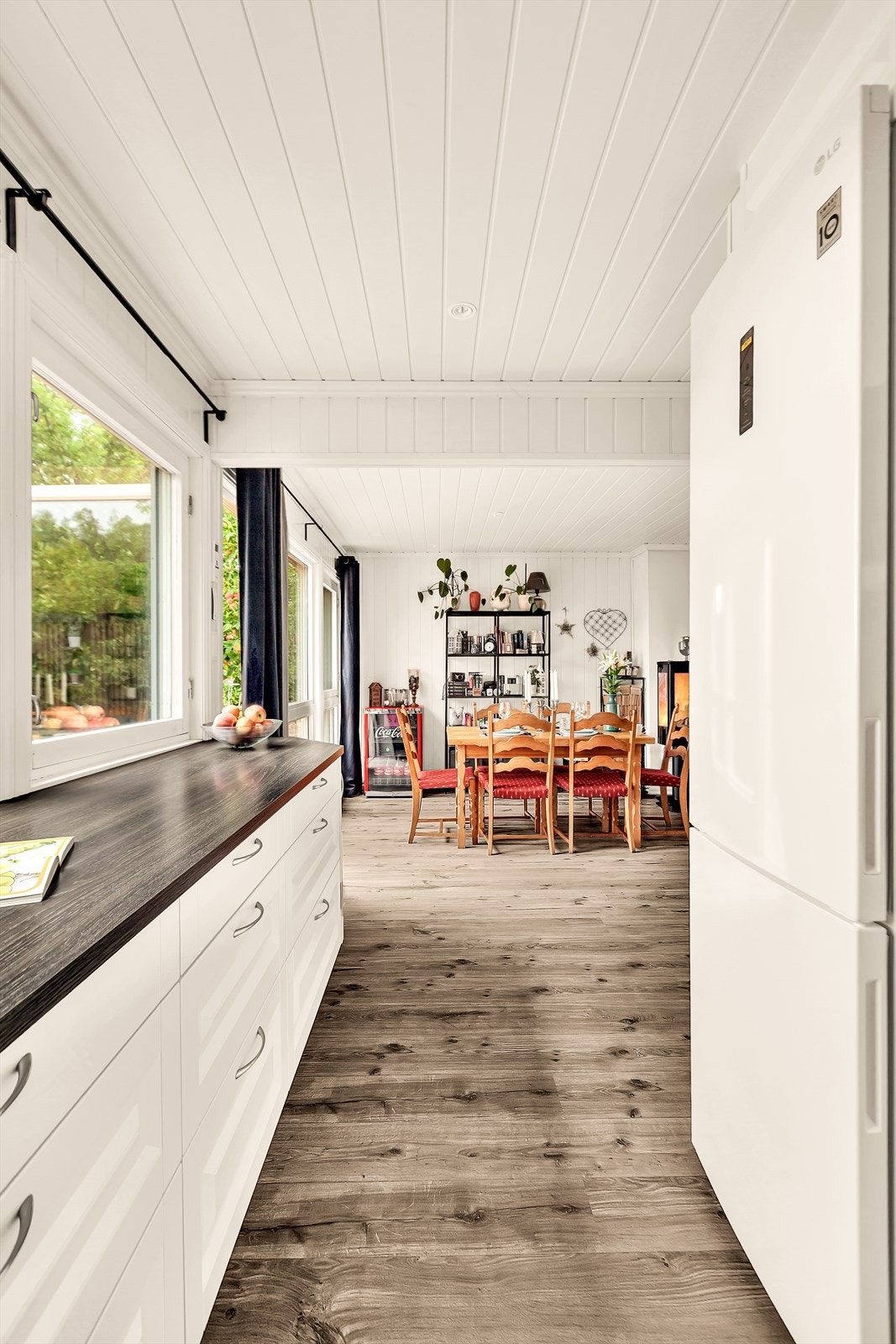 Det er integrert stekeovn, platetopp, oppvaskmaskin og mikroovn, i tillegg er det plass til frittstående kjøle-/fryseskap. Galleribilde