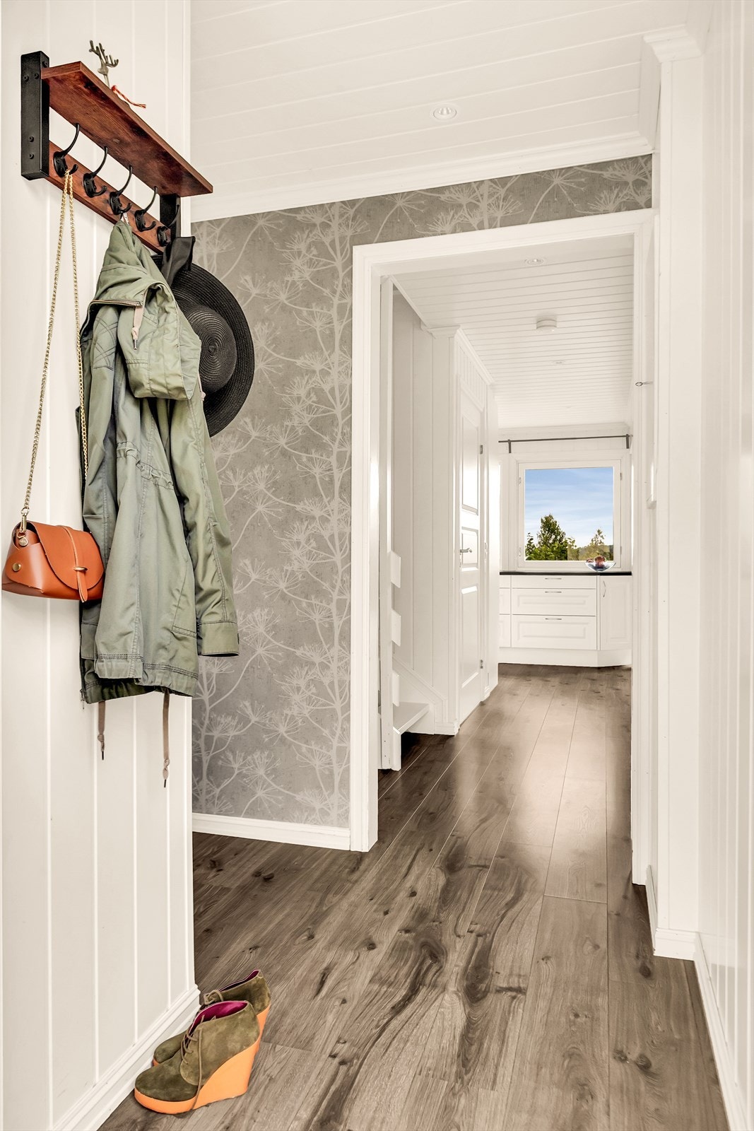 Vel inne i entréen er det plass til å henge fra seg yttertøy og sette fra seg sko. Galleribilde