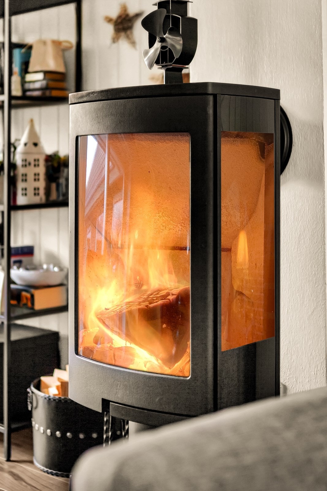 I rommet er det montert en peisovn, denne sikrer ekstra varme i vinterhalvåret. Galleribilde