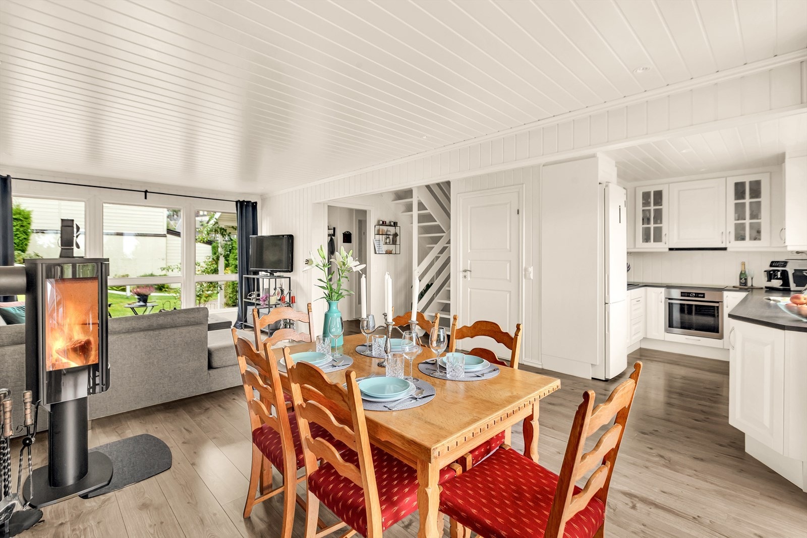 Spisebordet får sin naturlige plass mot kjøkkenet. Galleribilde