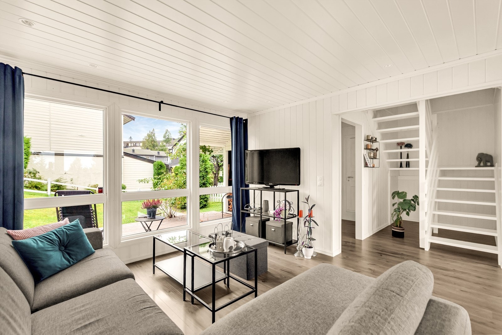 I rommet er det god plass til sofaseksjon, tv-møbel og spisegruppe. Galleribilde