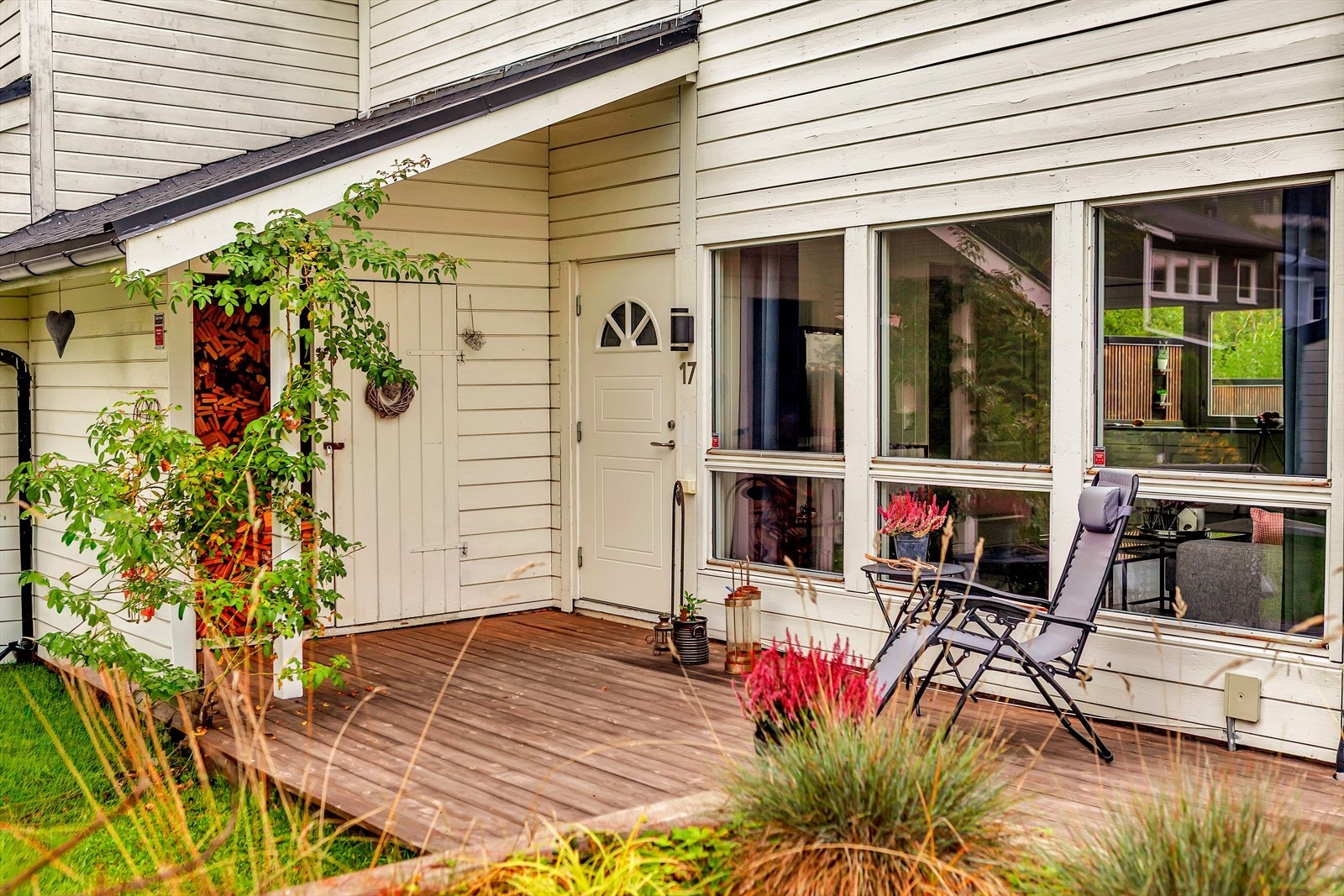 Boligen har et meget innbydende inngangsparti, med en hyggelig adkomstterrasse på 20 m². Galleribilde