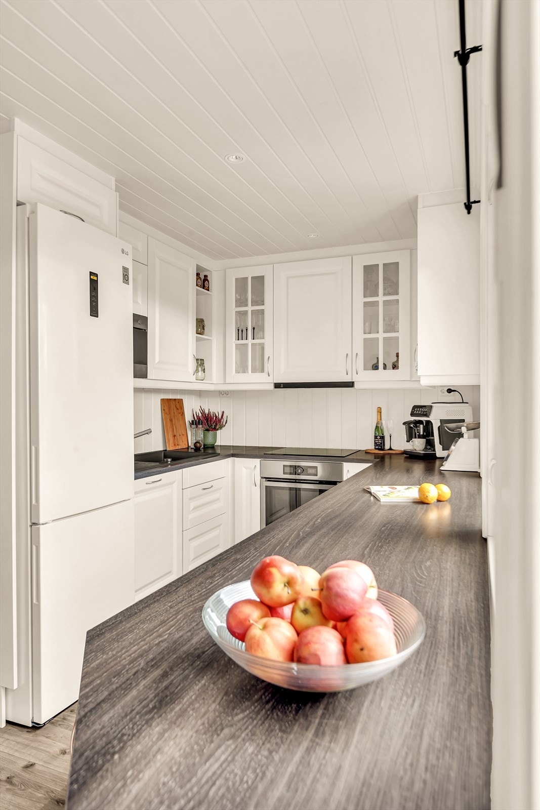 Kjøkkenet byr på rikelig med benk- og skapplass! Kjøkken fra 2015 og type Aubo ihht. tidligere salgsprospekt Galleribilde