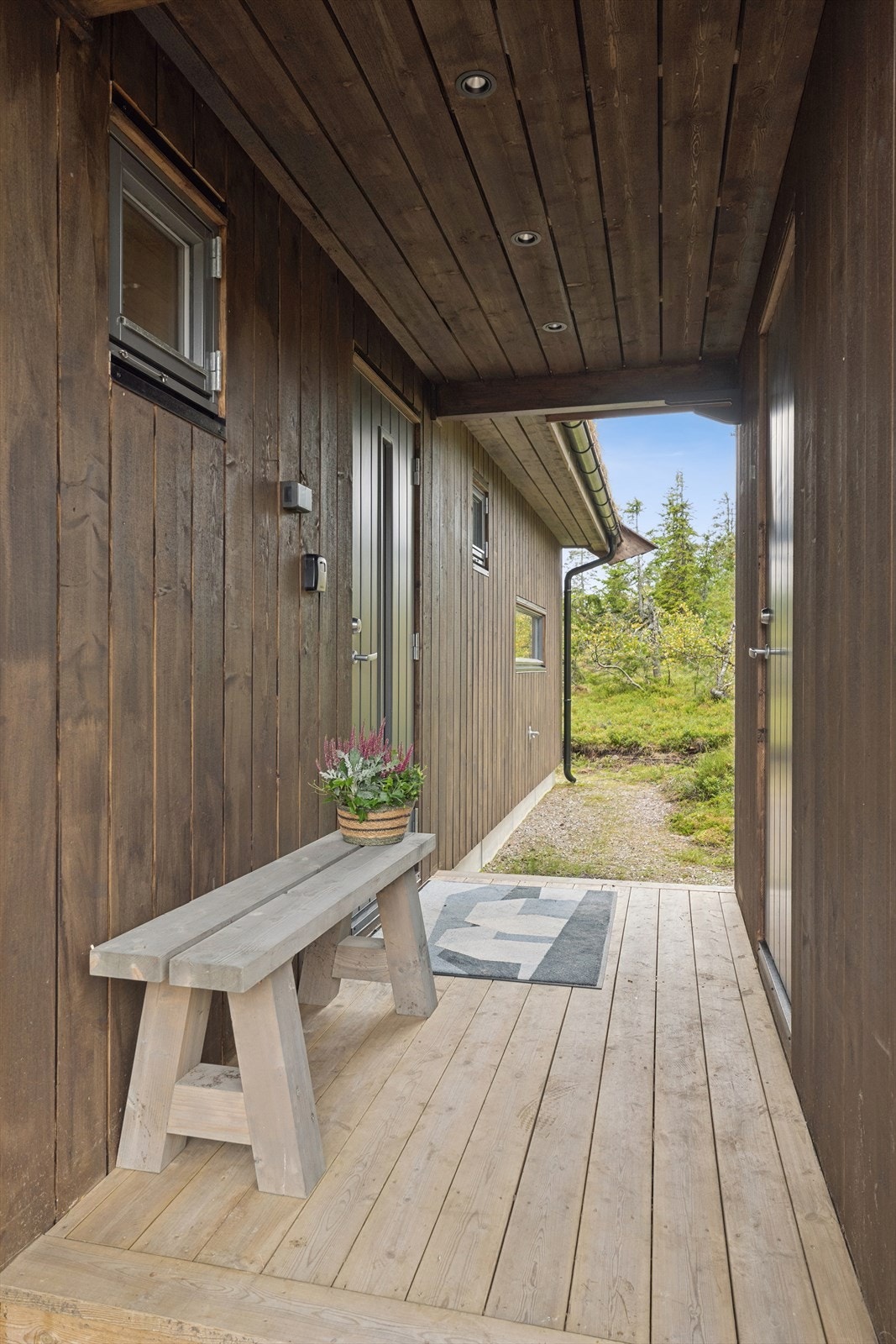 Overbygd inngangsparti som kommer godt med på snøfylte dager. Adkomst til utebod til høyre. Galleribilde