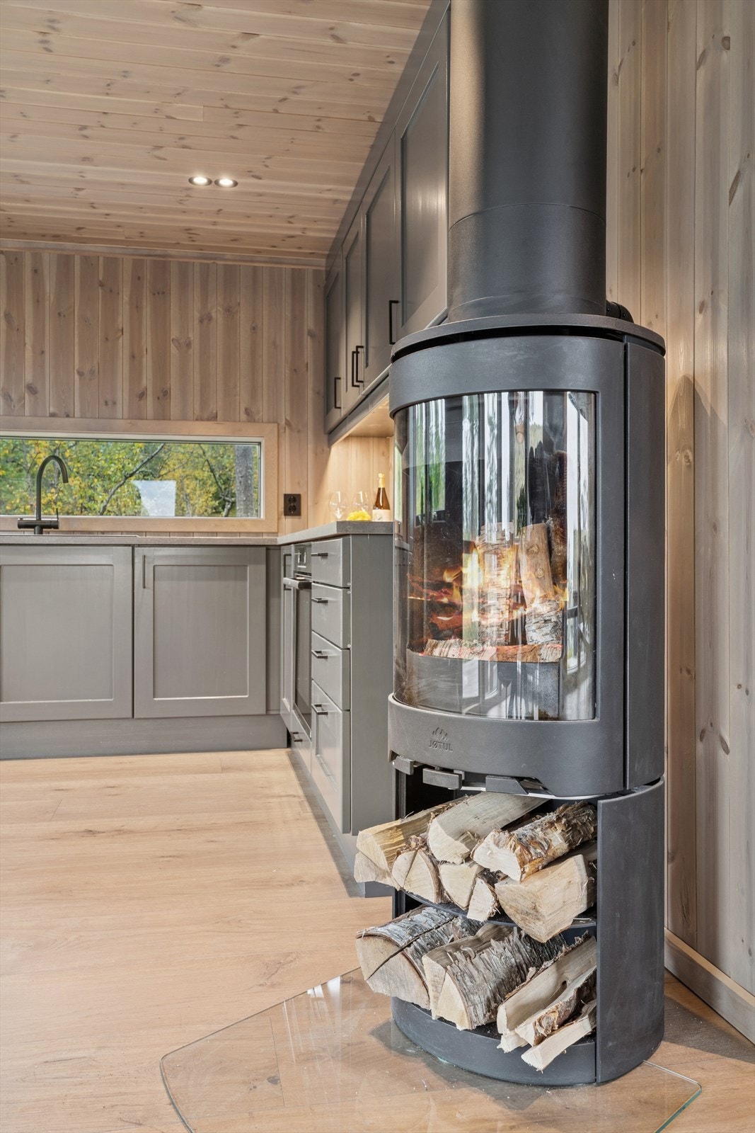 Peisovn plassert mellom stue- og kjøkkensone. Galleribilde