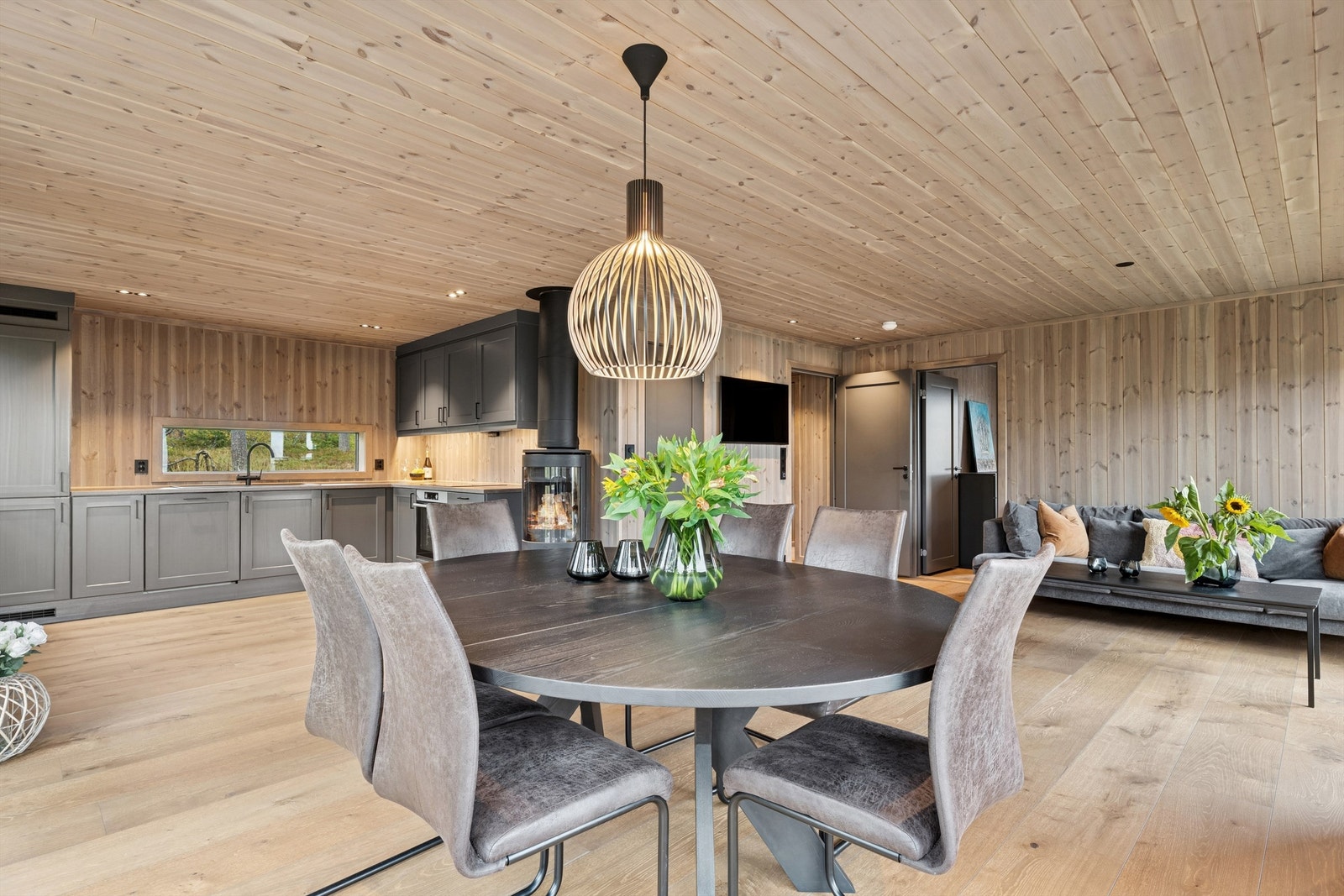 Det er god plass til flere møbleringssoner i 1. etasje. Legg merke til vinduet over kjøkkenbenken som gir gjennomgående lys. Foto v/EFKT Galleribilde