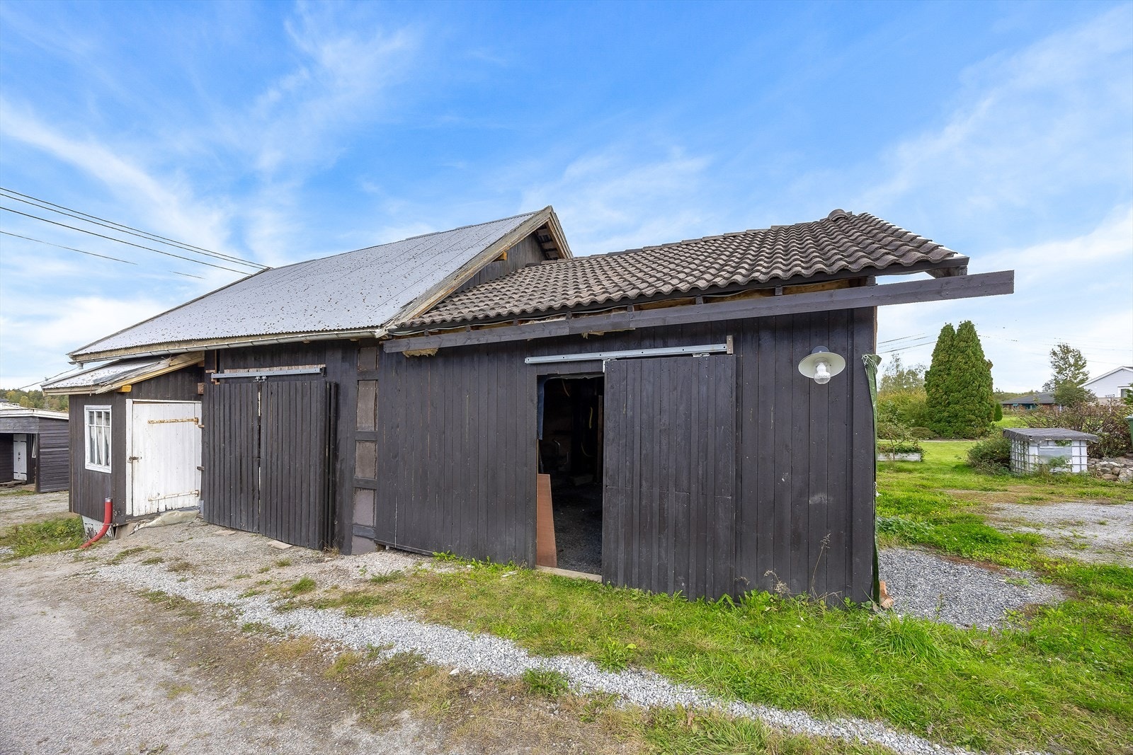 Det er påbegynt renovering av bygget. Galleribilde