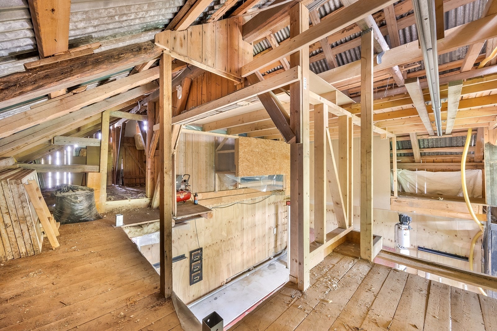Loftsareal med lagringsmuligheter. Galleribilde
