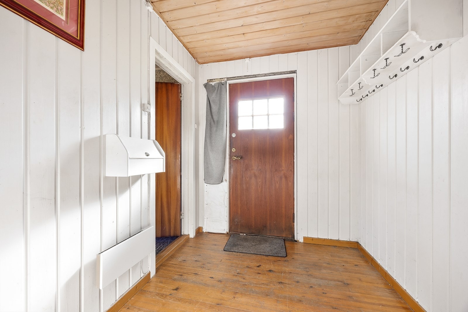 Entréen er av god størrelse med plass til oppbevaringsmøblement, knaggrekker og hyller. Galleribilde
