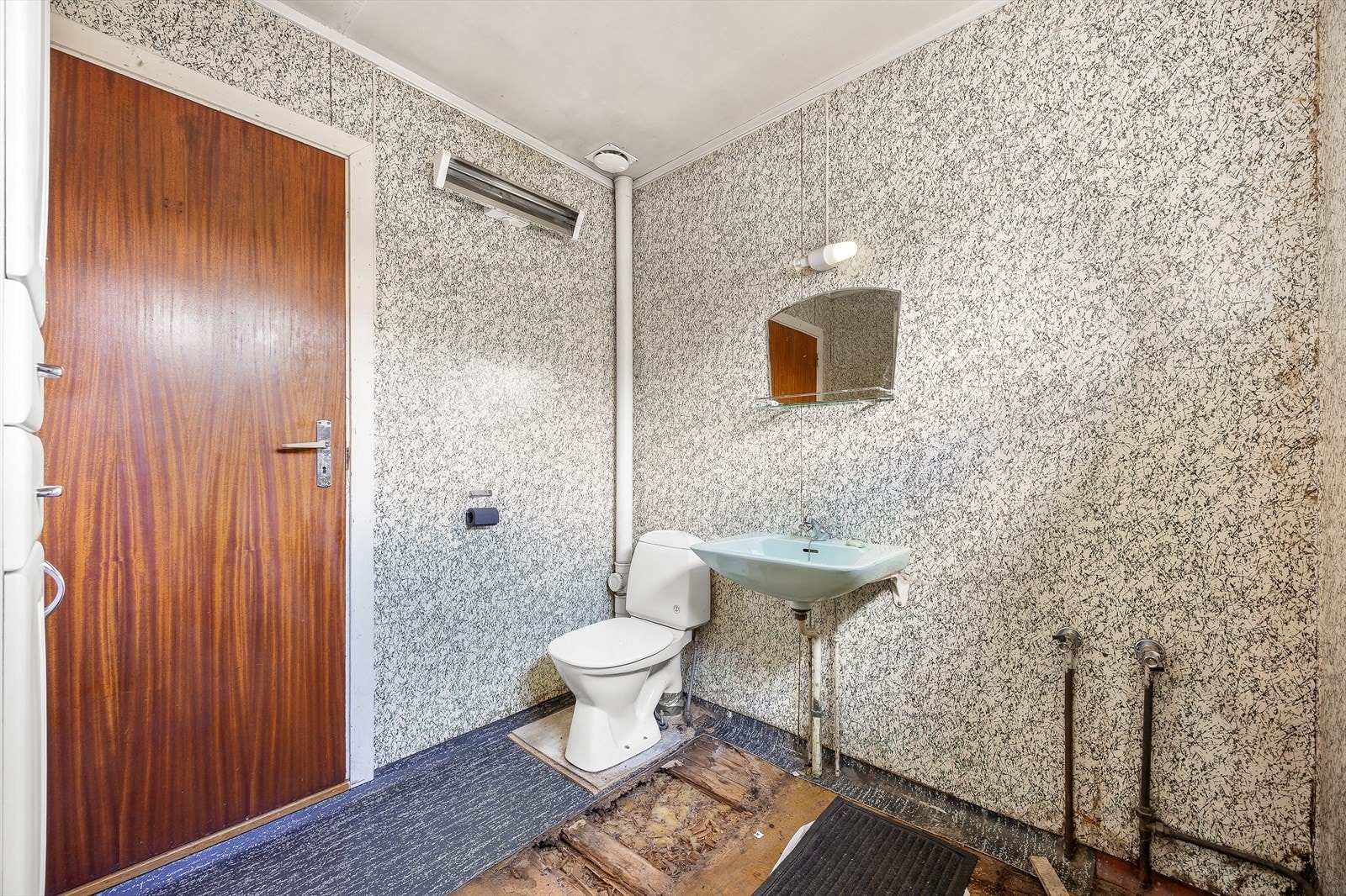 Badet er utstyrt med toalett, servant og speil. Galleribilde
