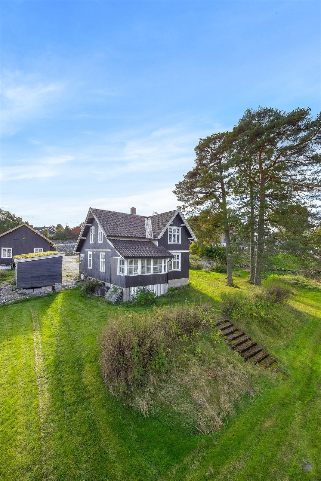 De originale vinduene i vinterhagen gir huset den rette, klassiske karakteren. Galleribilde