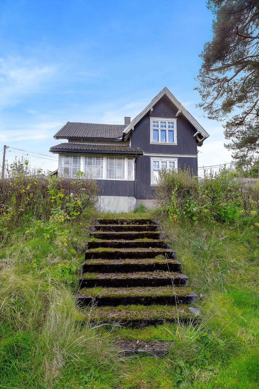 Huset har en opprinnelig en vakker fasade - der det troner høyt og flott på tomten som går over to nivåer. Galleribilde
