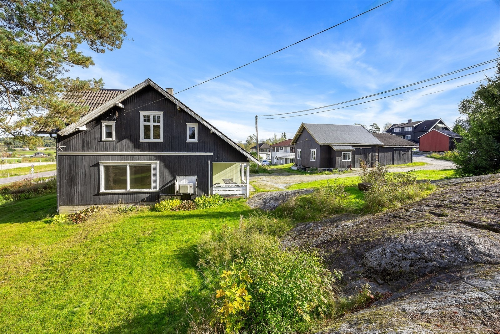 En spennende eiendom med stort potensiale -bestående av en bolig over to plan, et stort uthus på hele 92 kvm med løftebukk og en utebod på 13 kvm. Galleribilde