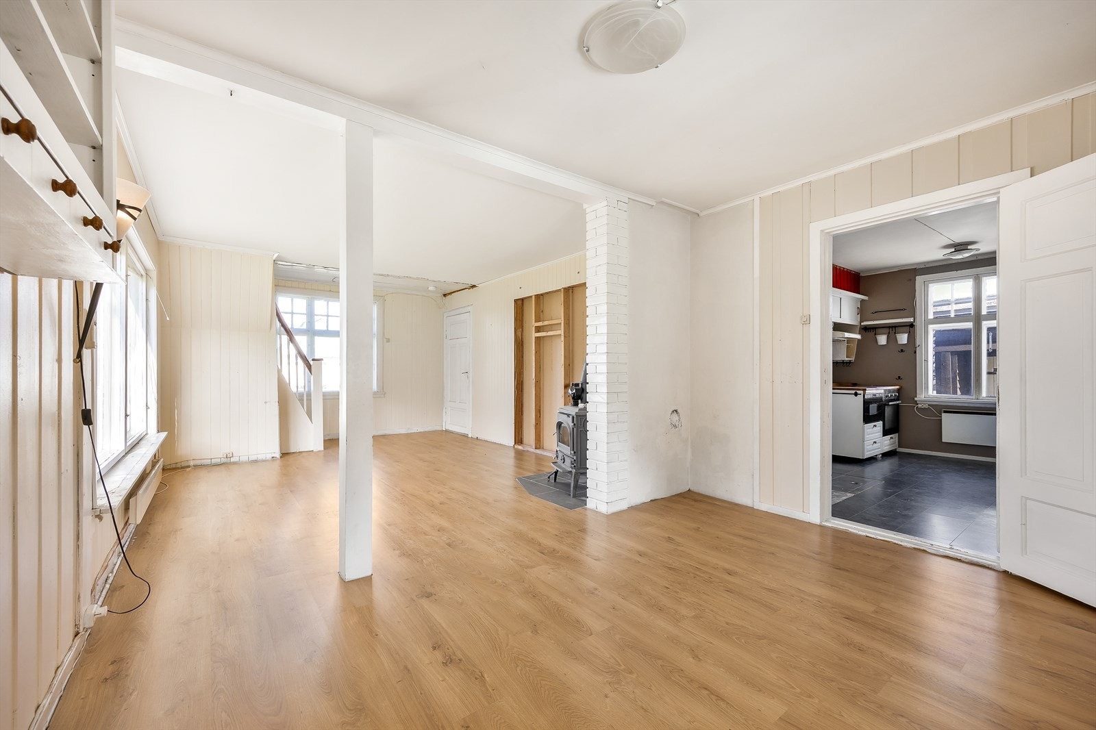 Hovedstuen er langstrakt og luftig. Galleribilde