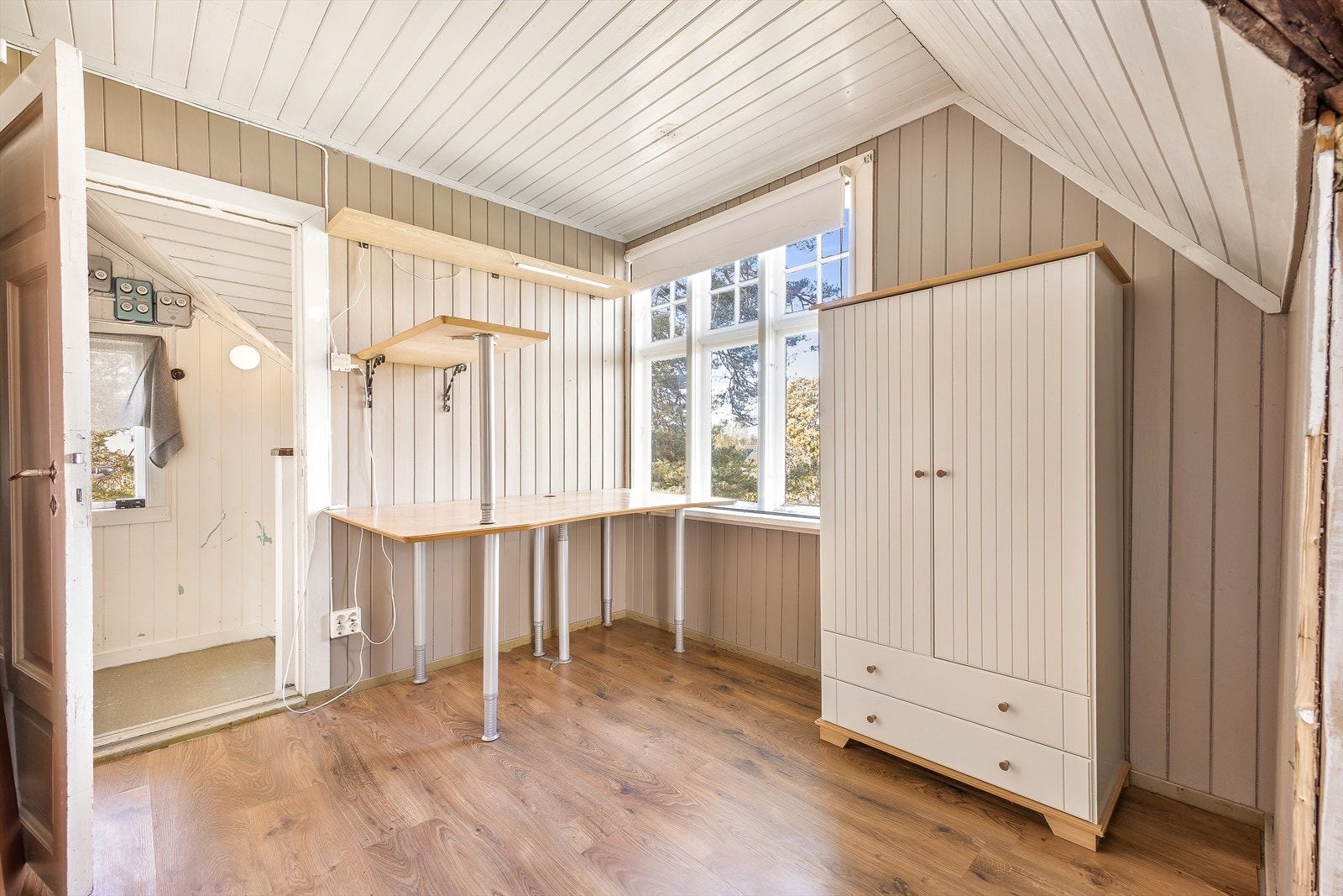 I andre etasje er det trapperom, stue, 2 soverom og garderobe. Galleribilde