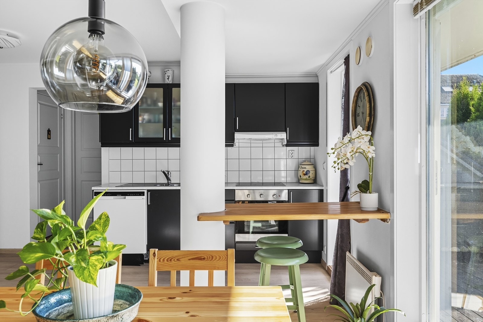 I tilknytning til kjøkkensonen er det også etablert en koselig, liten spiseplass- perfekt for de enkle og raske måltidene i hverdagen. Galleribilde