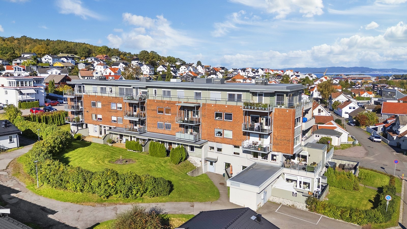 Felleseiet tomt for borettslaget som fortrinnsvis består av bygningsmasse. Bygget har felles inngangsparti og noe felles, opparbeidede grøntarealer i front med diverse busker og hekkbeplantning. Galleribilde