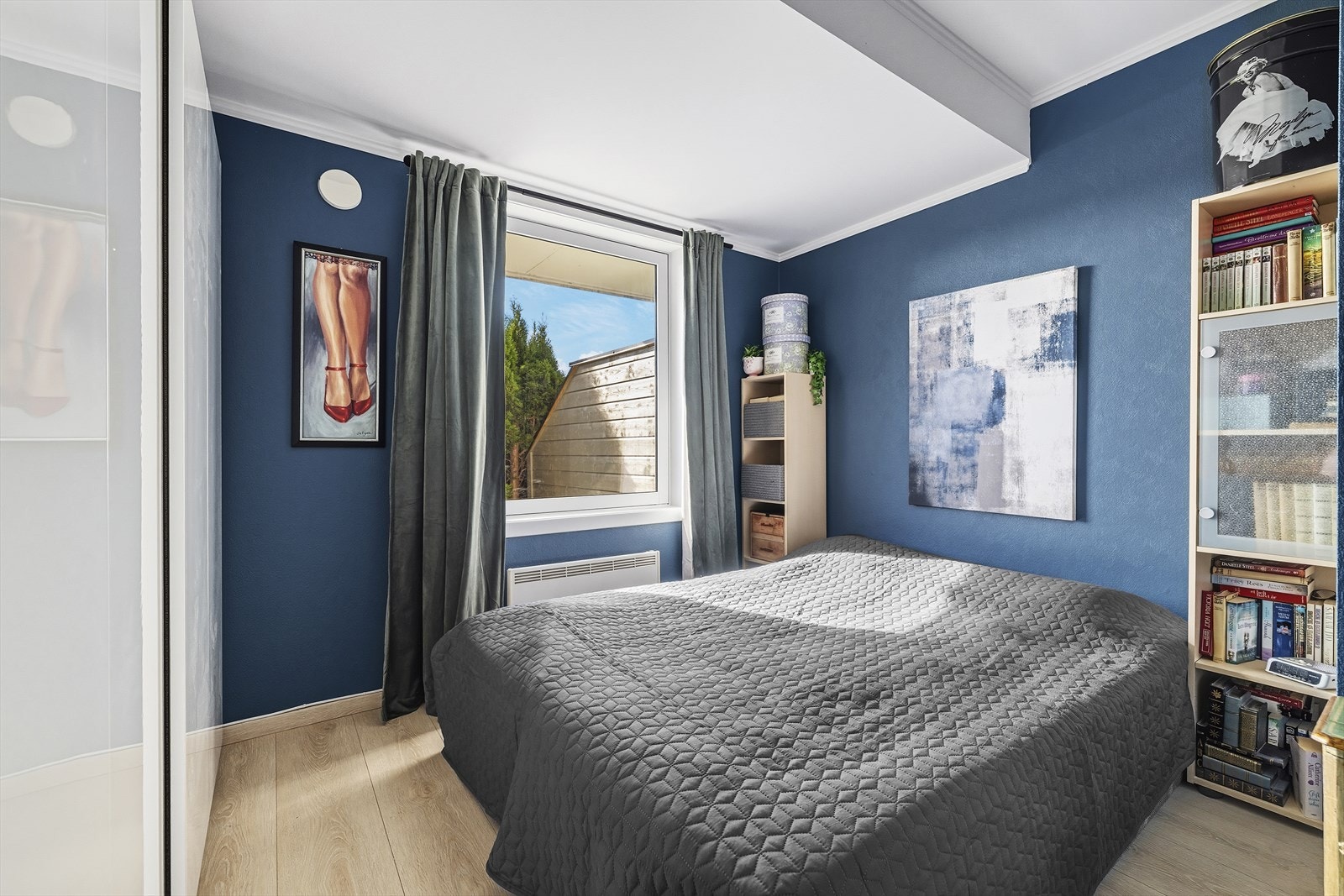 Leiligheten har også et godt soverom med plass til seng og garderobeskap. Galleribilde