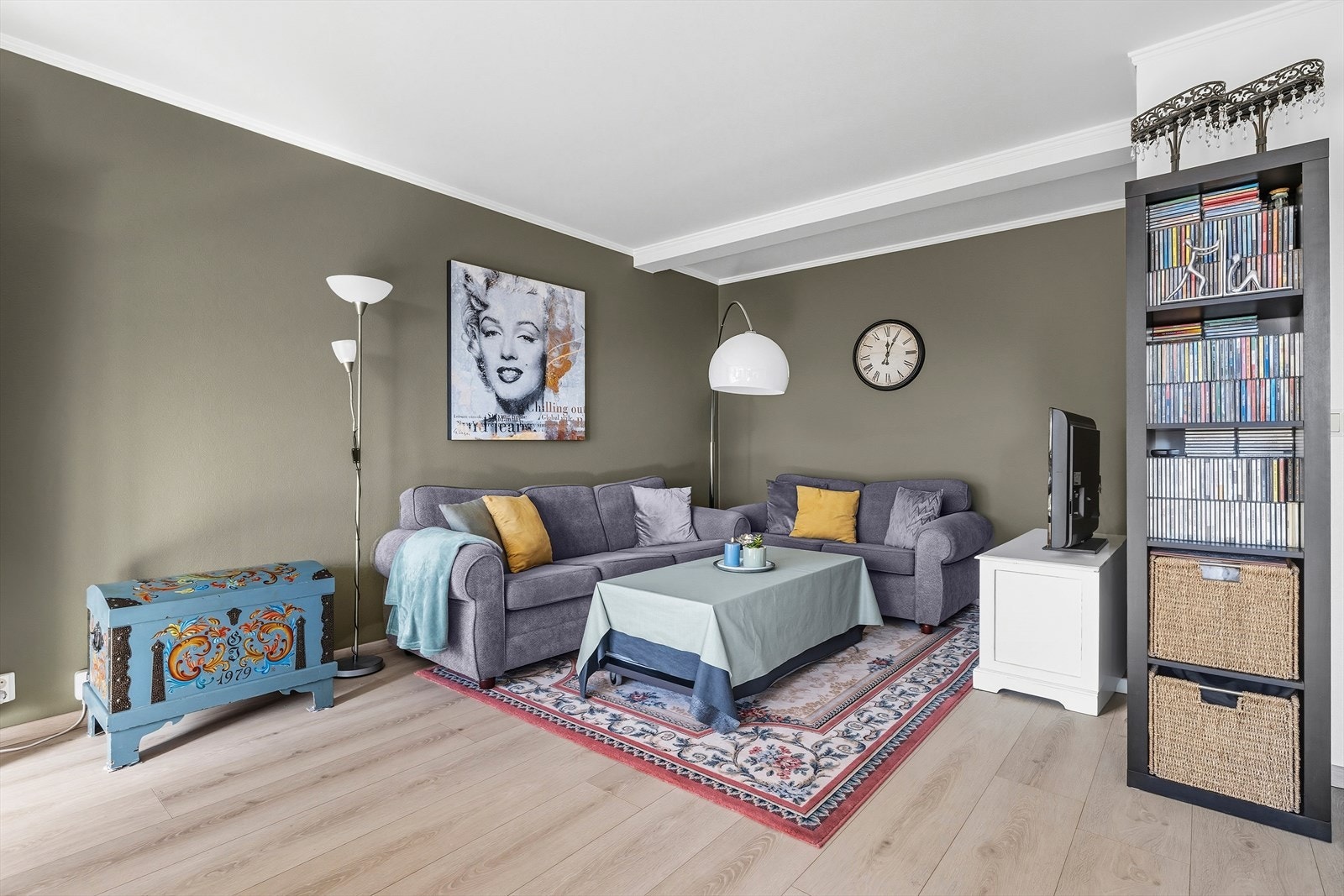 Stuen har også en naturlig sofakrok med god plass til sofagruppe. Galleribilde