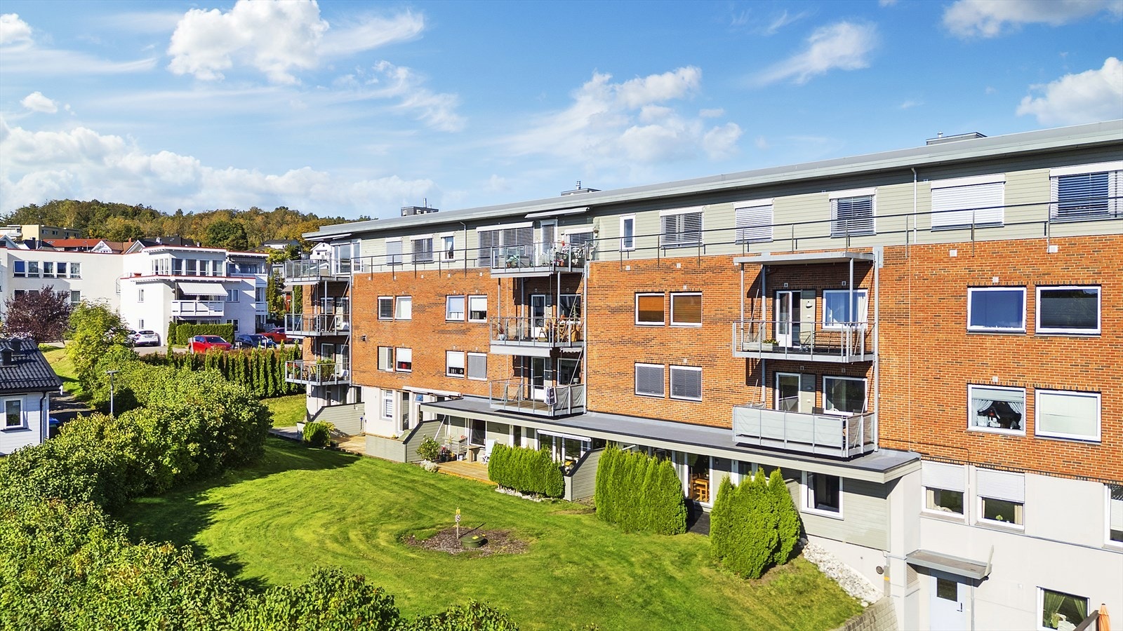 Området har gode kollektivmuligheter, med bussforbindelser som knytter Horten til både nærliggende bydeler, Tønsberg, Holmestrand og videre til togforbindelser mot Oslo.. Galleribilde