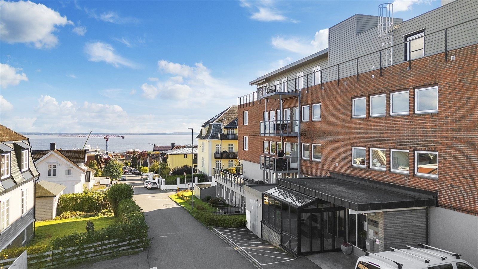 Leiligheten ligger i et attraktivt og sentralt område i Horten, med kort gangavstand til alt Horten sentrum har å tilby! Galleribilde