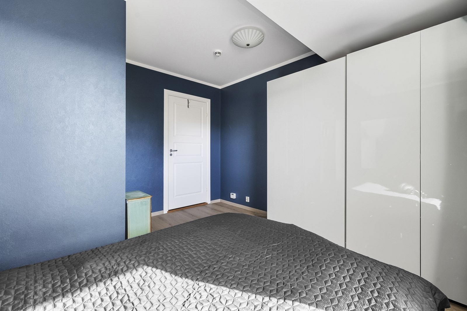 Soverommet har god plass til dobbeltseng og garderobeløsning. Galleribilde
