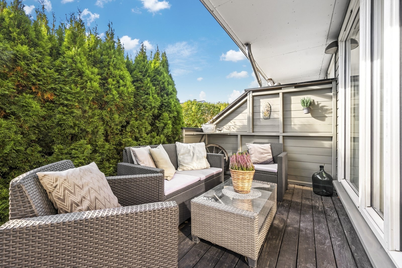 Fra stuen er det utgang til en solrik markterrasse med sol fra tidlig formiddag til kveld. Galleribilde