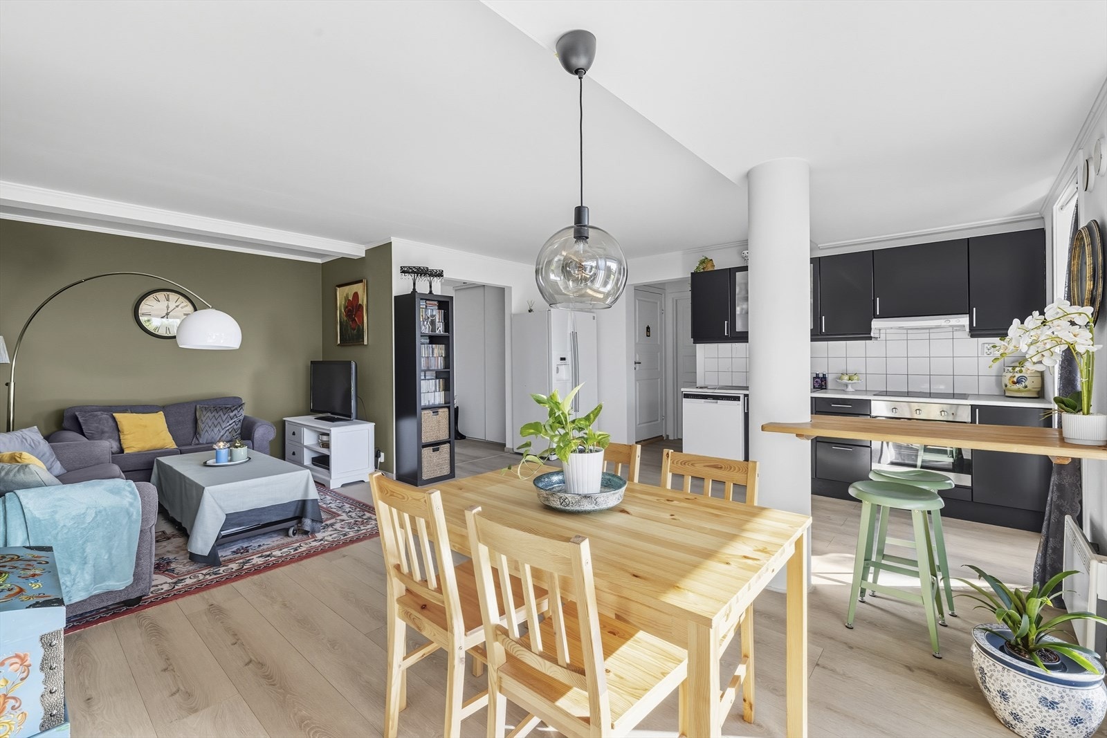 Leiligheten er praktisk plassert i først etasje og måler 62 kvm i BRA. Galleribilde