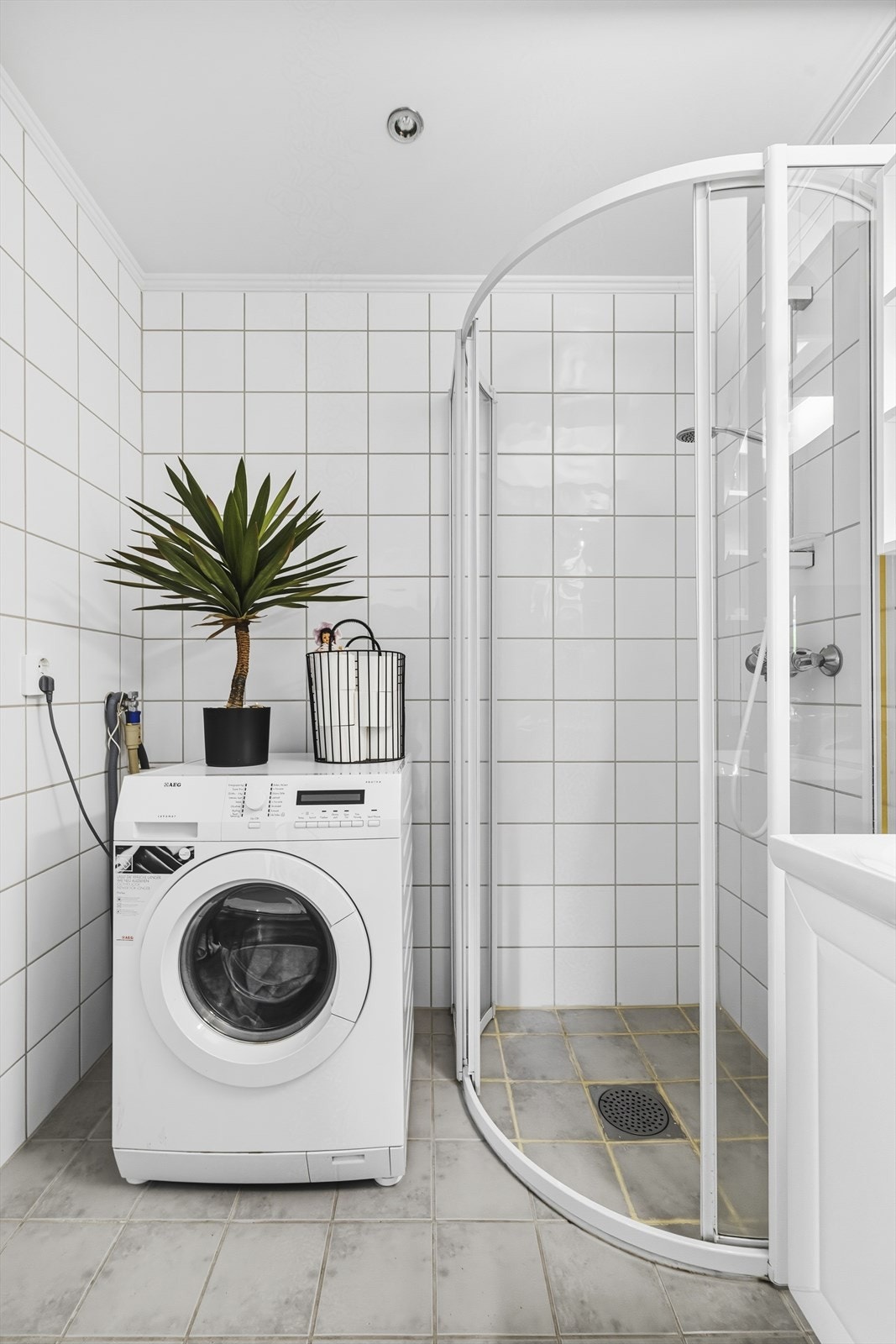 På badet er det også et romslig skap til håndklær m.m. og opplegg for vaskemaskin. Galleribilde