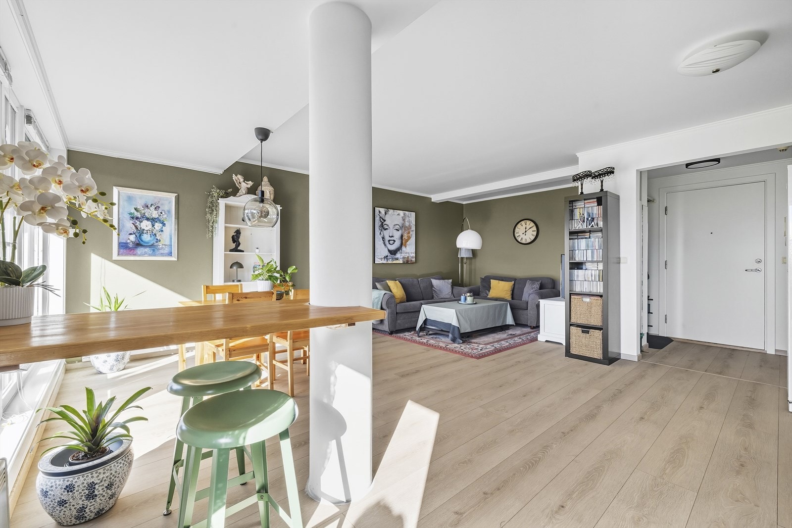 Slette veggoverflater og himling bidrar til et moderne helhetsinntrykk. Galleribilde