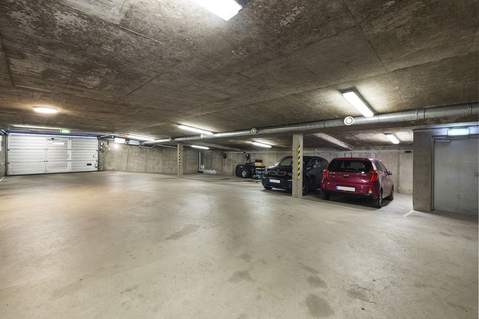 Det medfølger egen parkeringsplass i felles garasjeanlegg. Galleribilde