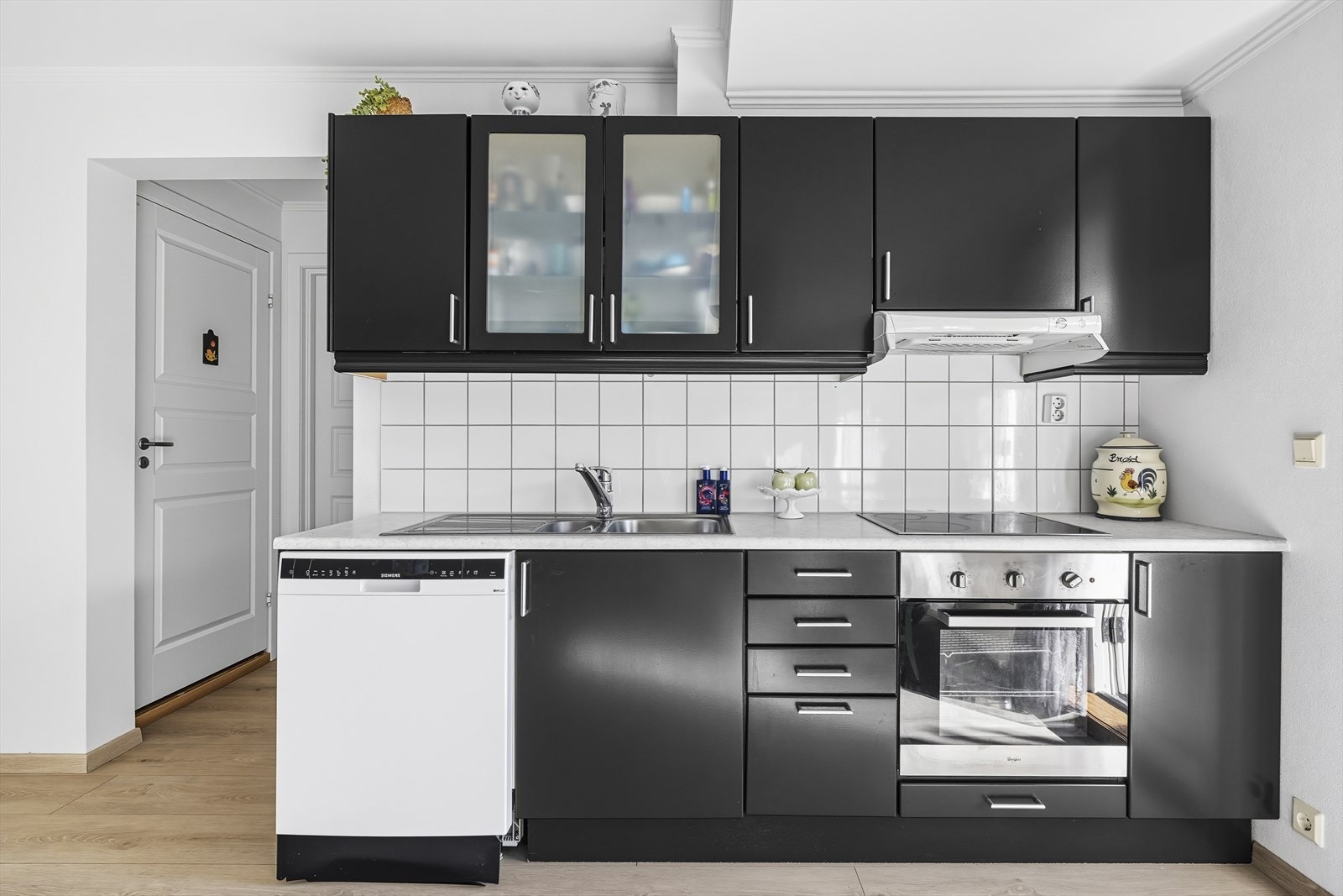 Det er videre utstyrt med oppvaskmaskin, integrert komfyr og koketopp, samt dobbelt kjøl/fryseskap. Galleribilde