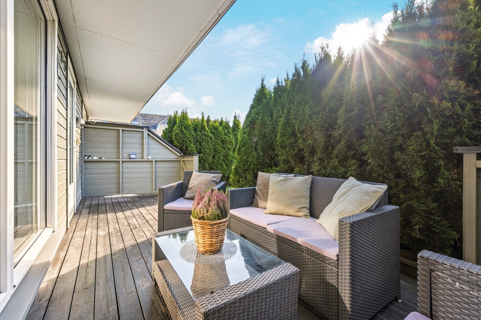 Her er det både lunt og usjenert med god plass til ønskelig utemøblement og hyggelig beplantning. Galleribilde