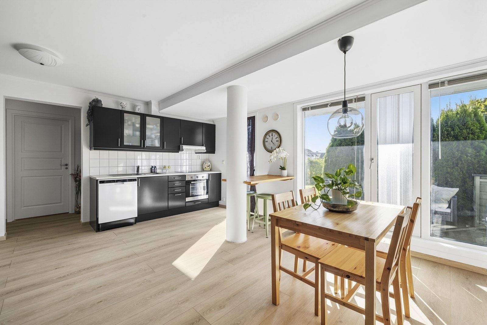 En moderne og lettstelt andelsleilighet med sentral beliggenhet, garasjeplass og solrik terrasse! Galleribilde