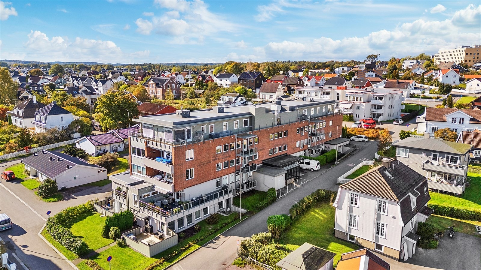 Her får du et variert fritidstilbud, gode servicemuligheter og kort vei til alt man trenger i hverdagen. Et godt sted å bo for både familier, unge og voksne i alle livsfaser. Galleribilde