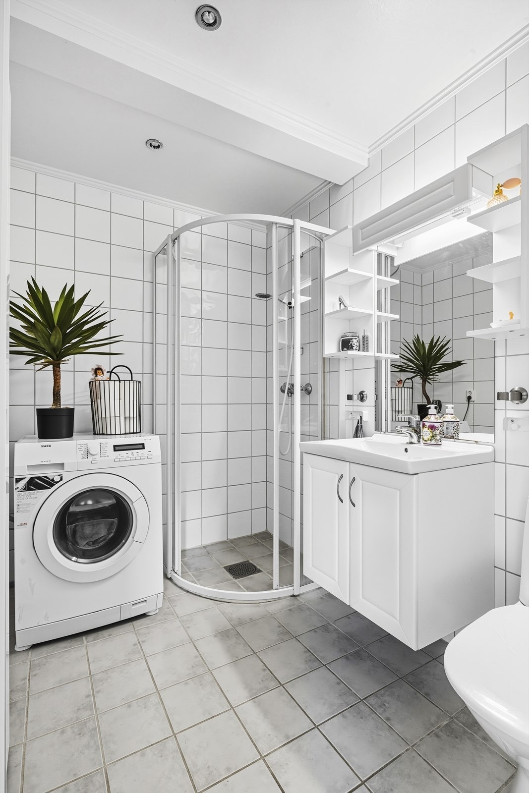 Badet er innredet med dusjhjørne, wc og baderomsinnredning med underskap og overskap. Galleribilde