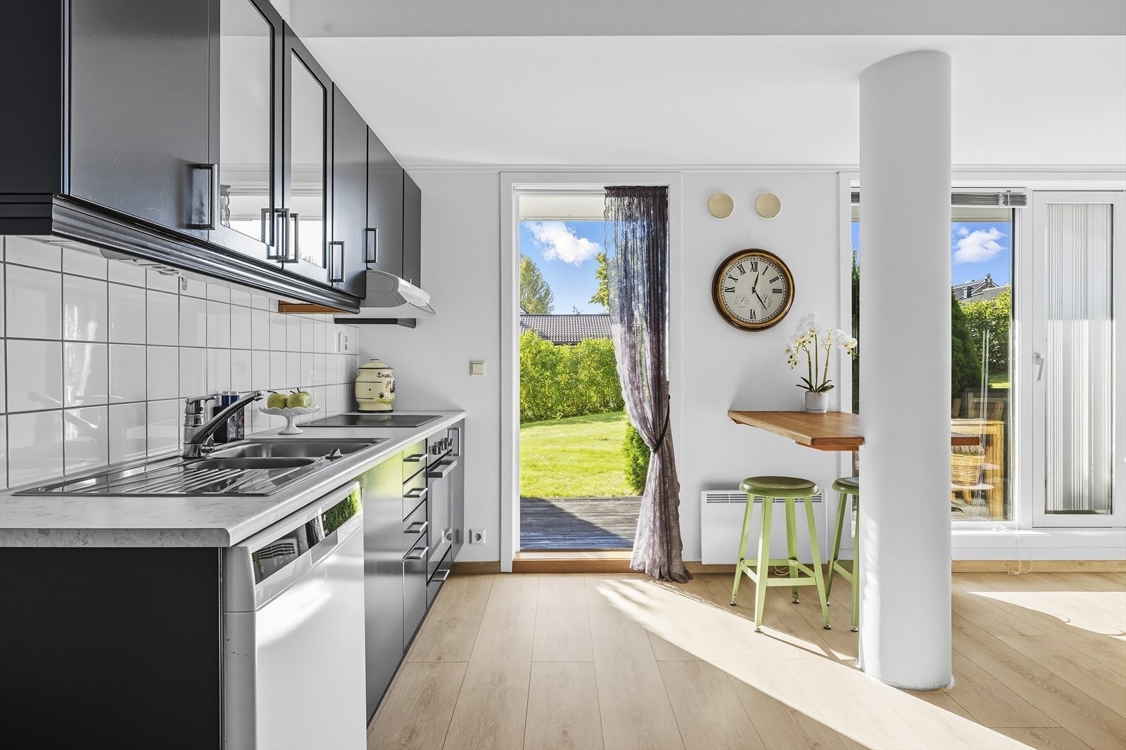 Leiligheten fremstår som lun og moderne. Alle rom med unntak av bad har nyere laminat på gulv, samt at det er lagt gulvvarme på soverom og i stue/kjøkken. Galleribilde