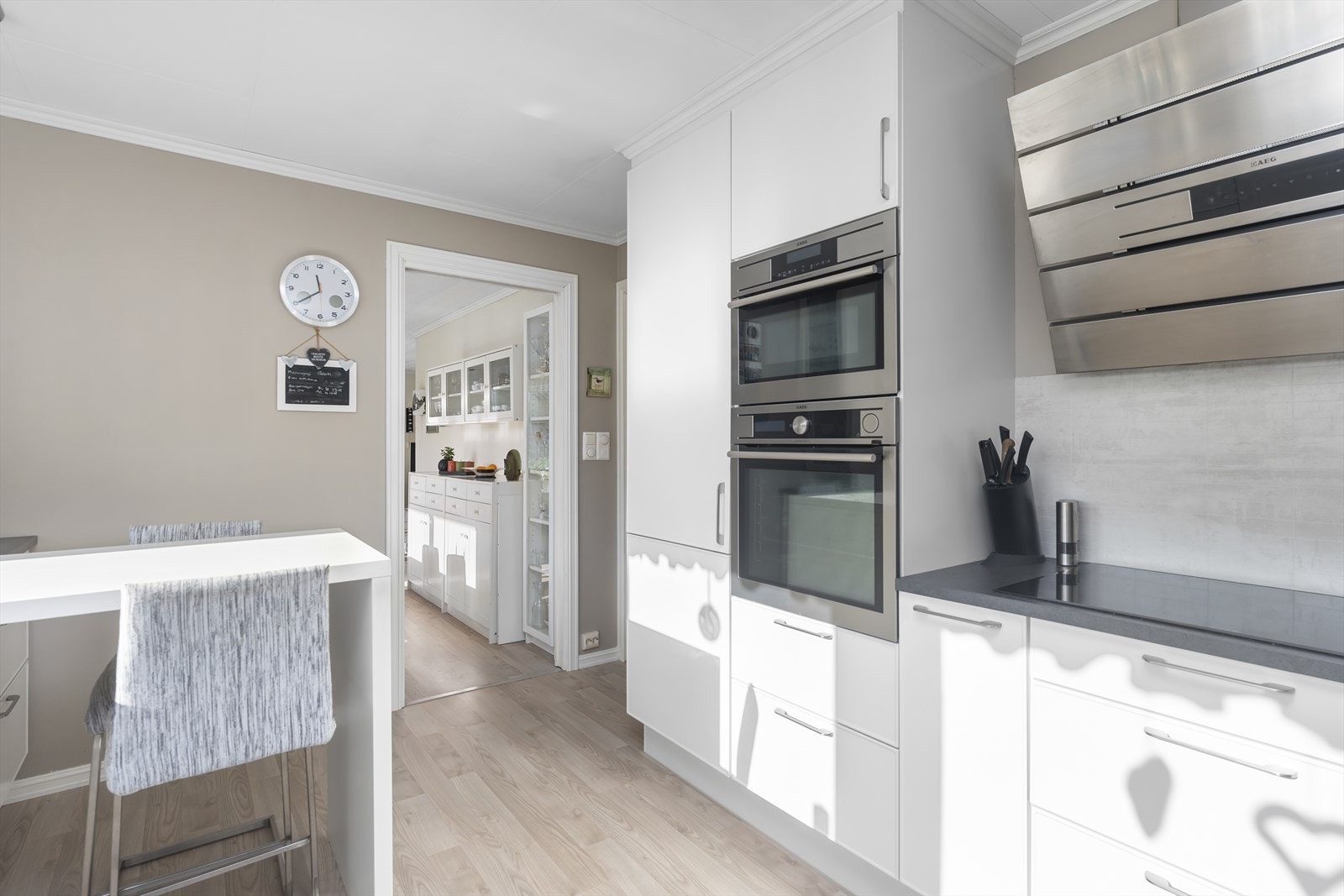 Kjøkkenet er utstyrt med integrerte hvitevarer. Galleribilde