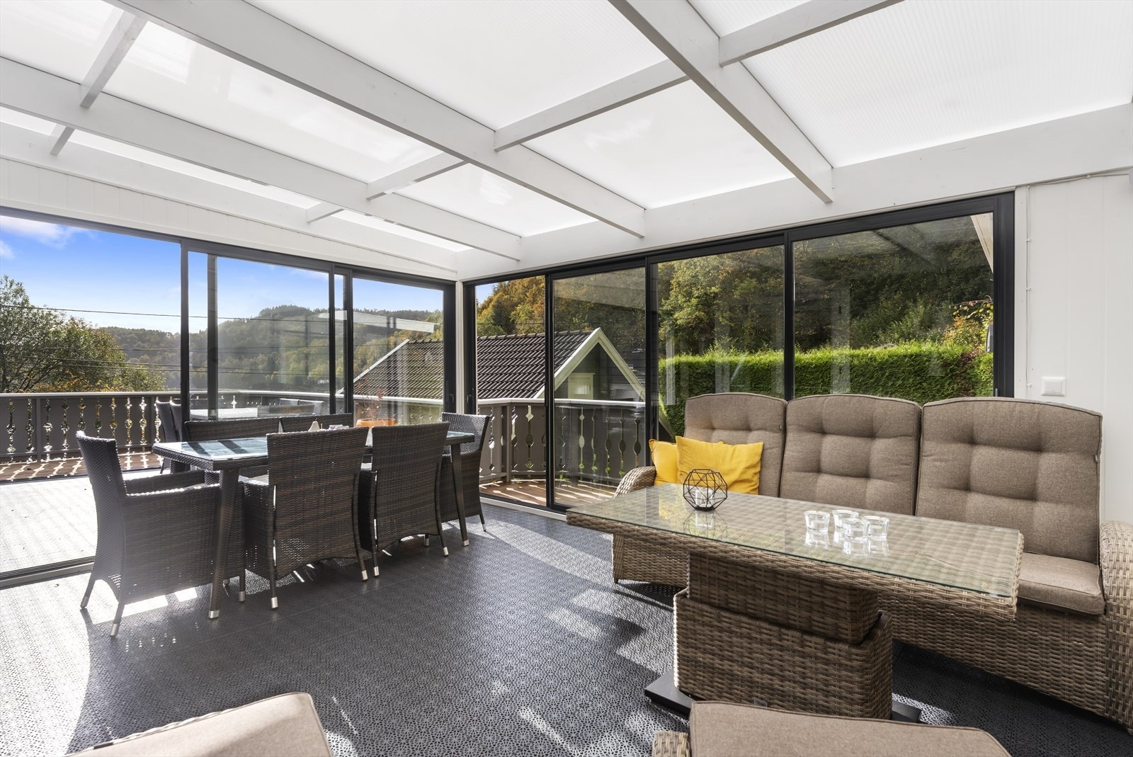 Terrassen er delvis overbygd med plass til sittegruppe og spisebord, ideell for avslapning. Galleribilde